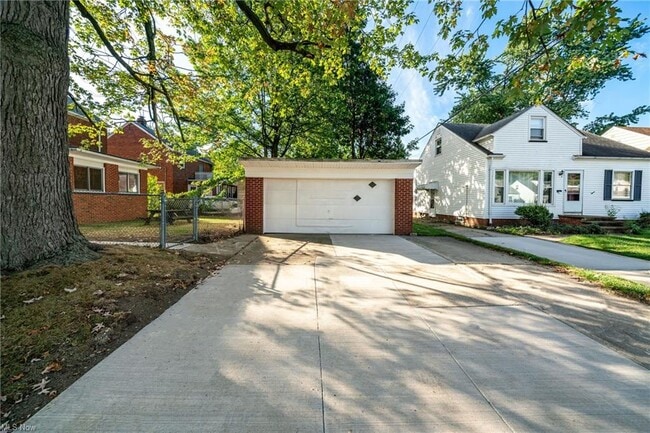 Building Photo - 440 E 250th St