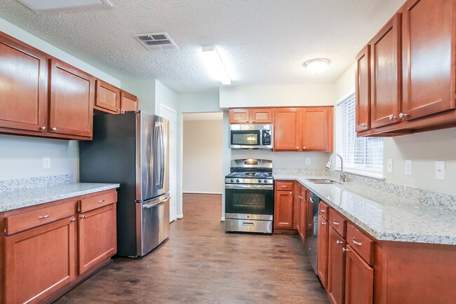 Building Photo - 2305 Parkview Dr