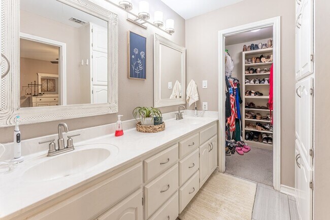 Building Photo - 117 Holly Hill Dr