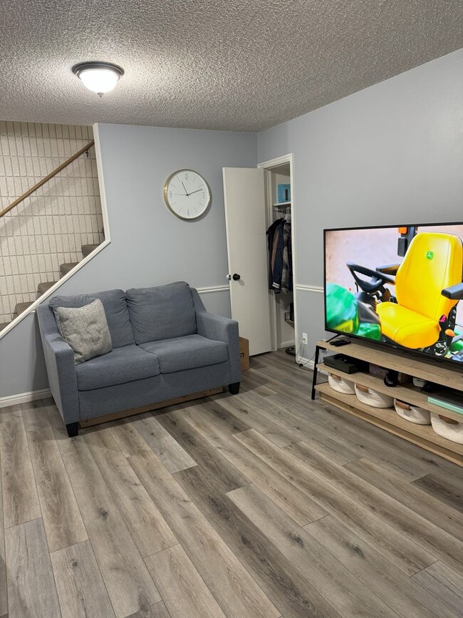 Building Photo - Charming 3-Bedroom Home with Modern Update...