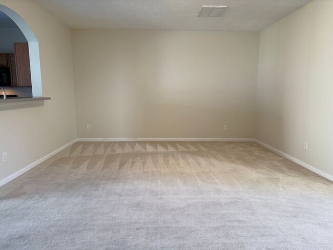 Building Photo - Brentwood - SPACIOUS 3 Bedroom Townhome in...