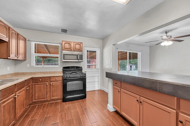 Building Photo - $2,295.00 - 3 Bedrooms, 2 Bathrooms, Singl...