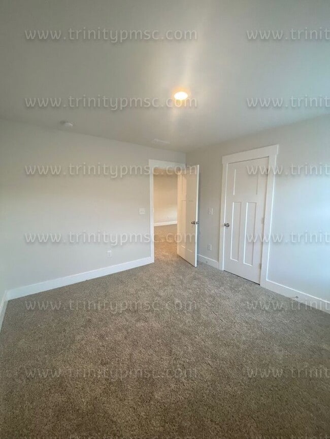 Building Photo - Gorgeous 4/2.5 waiting for you! -PRICE DROP-