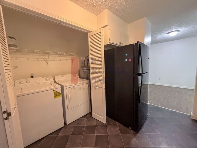 Building Photo - 2Bed/1 Bath Rental Lake Monticello