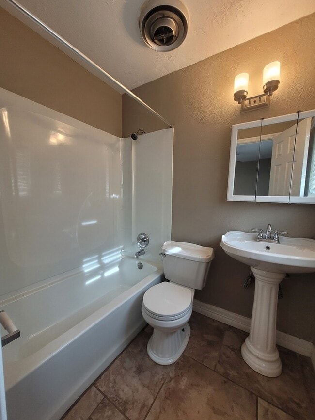 Building Photo - 3 bed 2 bath with large backyard!