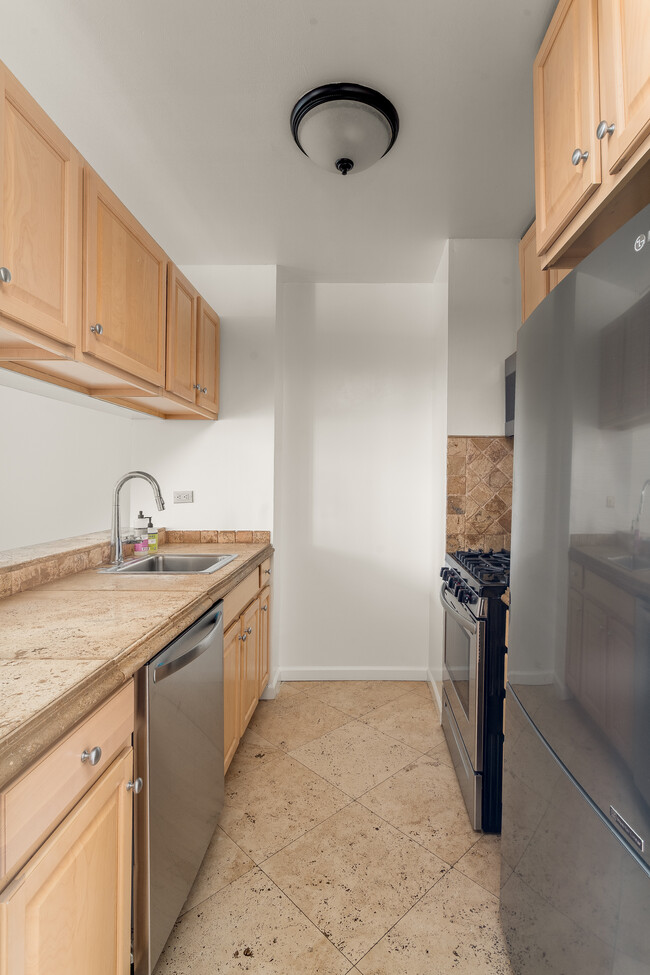 Building Photo - 161 W 61st St