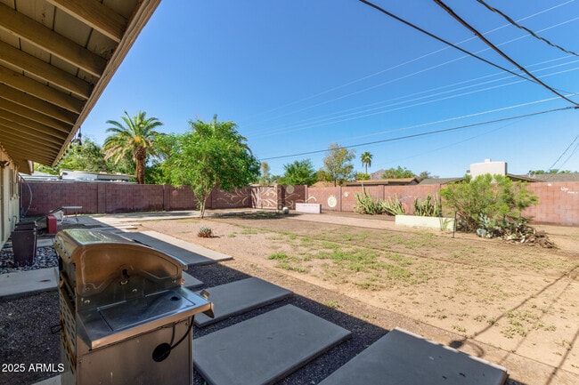 Building Photo - 6744 E Vernon Ave