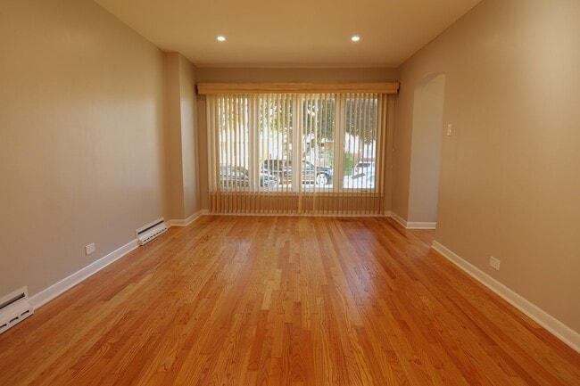 Building Photo - 5047 S Leclaire Ave