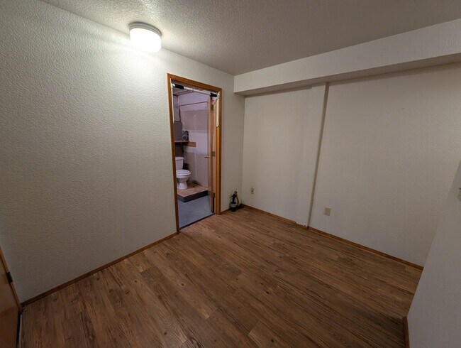 Building Photo - Southworth Hideaway Available Now! Small Pets Okay! 2 Br for Rent!