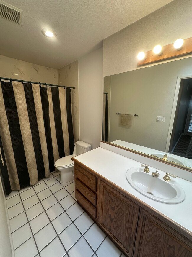 Building Photo - Beautifully landscaped 3BR/2BA house in La...