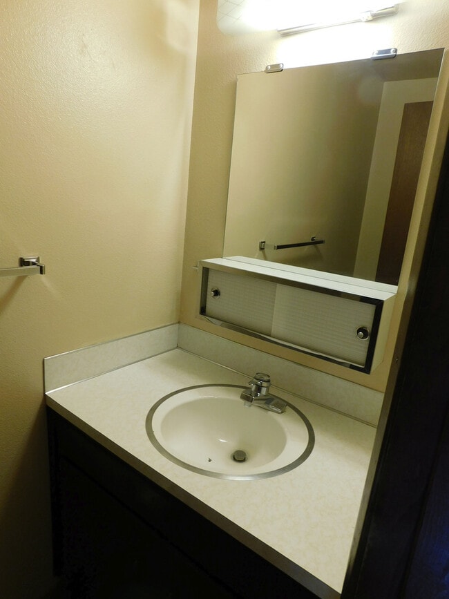 Building Photo - Beautiful 2 Bedrrom, 1.5 Bathroom Condo