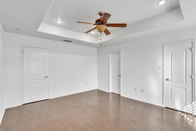 Building Photo - 9813 Sandhill Dr