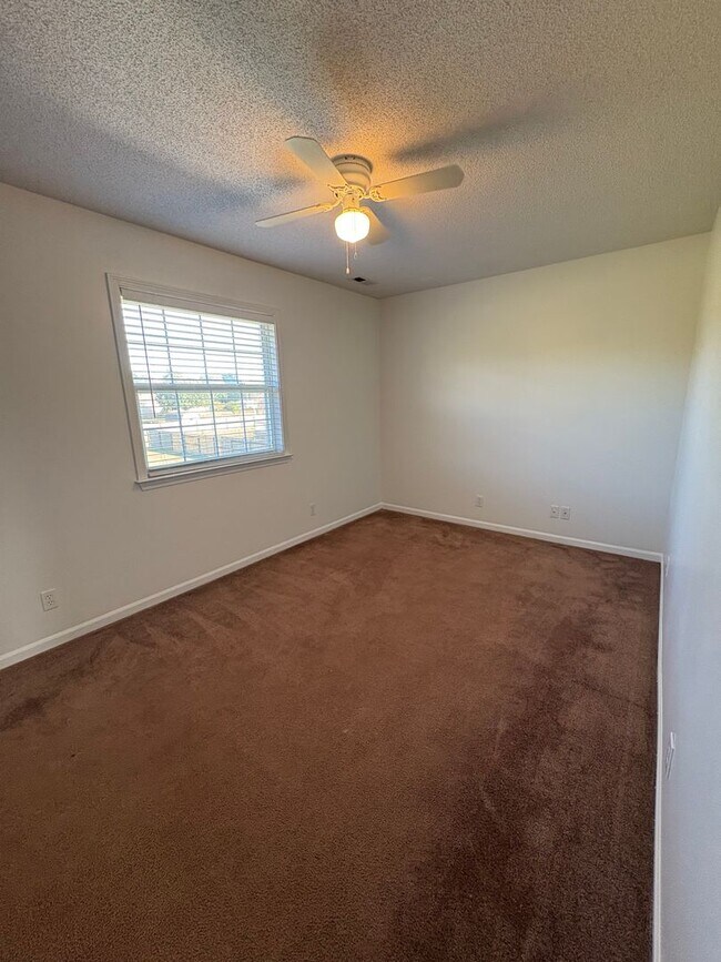 Building Photo - SPACIOUS & Beautiful Home Just Outside She...
