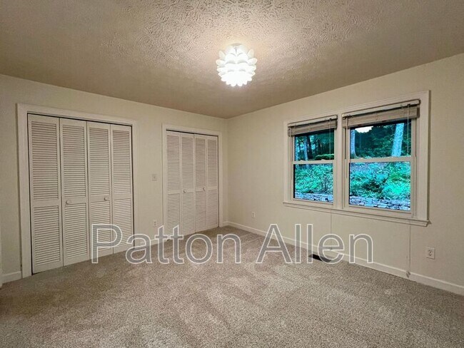 Building Photo - 9 Ravenwood Ln