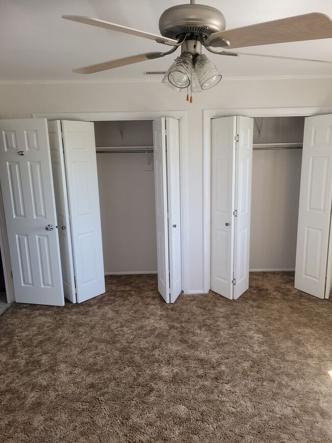 Building Photo - Charming 2 bedroom, 1.5 bathroom