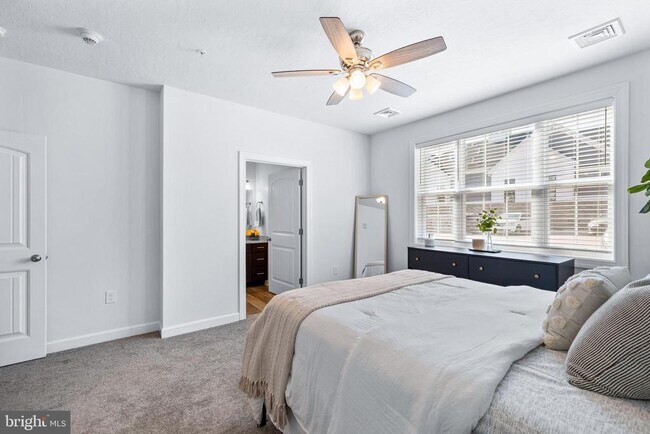 Building Photo - 3020 Larkwood Cir