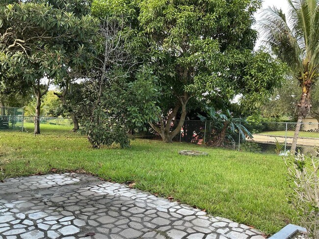 Building Photo - 1000 Renmar Dr