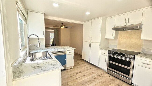 Building Photo - Gorgeous Remodeled 3bed 3bath 2 car garage...