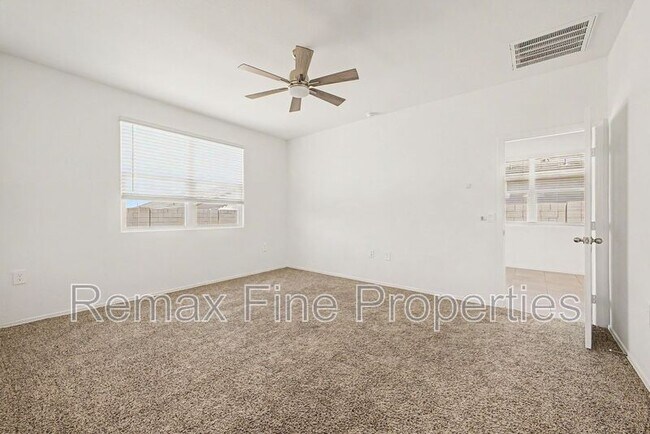 Building Photo - 1566 E Fletcher Dr