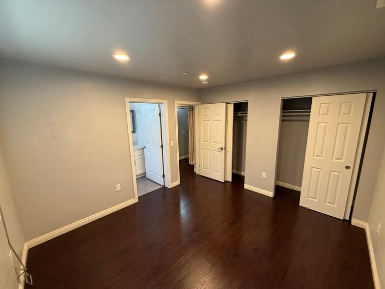 Building Photo - 1493 W 47th St