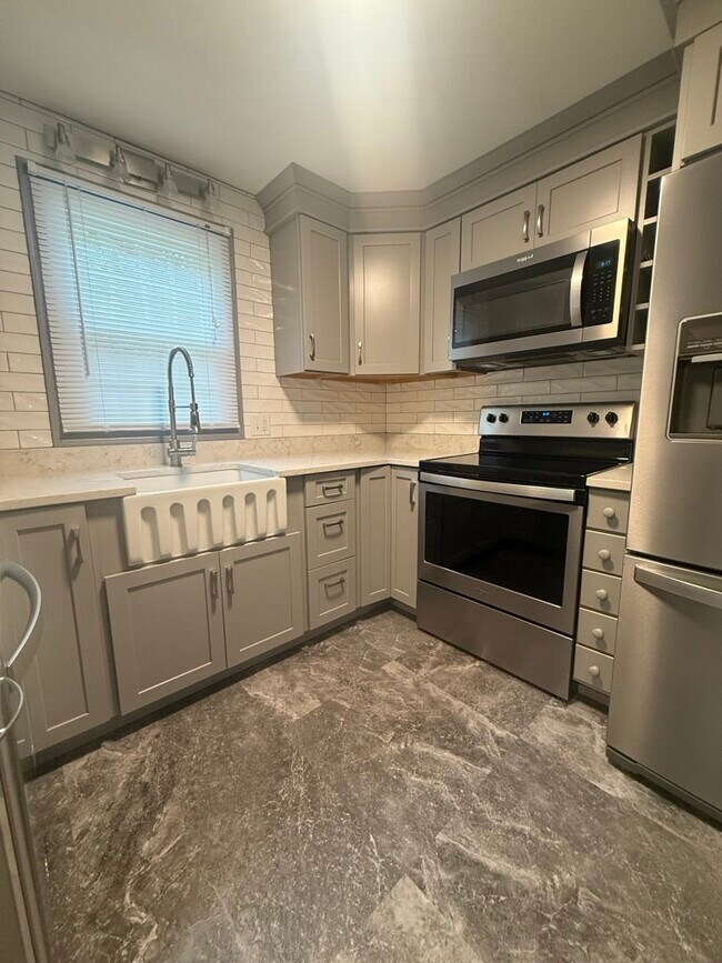 Building Photo - 303 Twin Lakes Dr