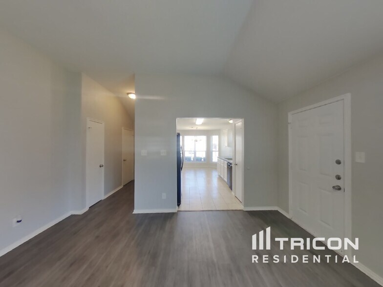 Building Photo - 6910 Meadow Bend Dr