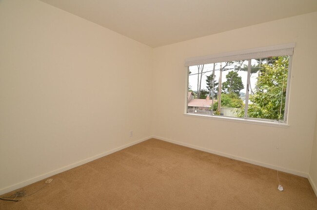 Building Photo - Incredible Tam Valley Home Available July 1st