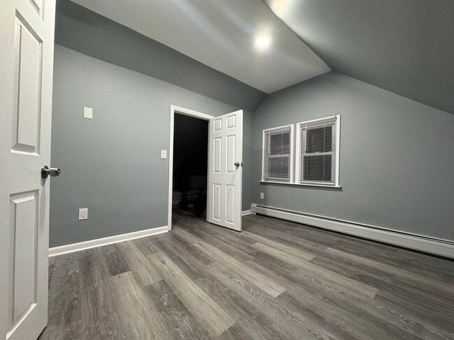 Building Photo - 225 E 19th St