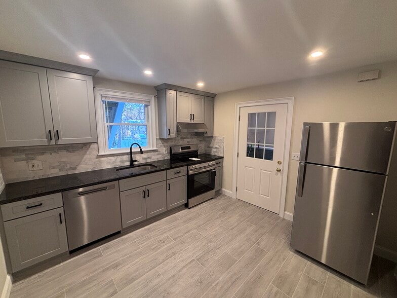 Building Photo - 101 Ponus Ave