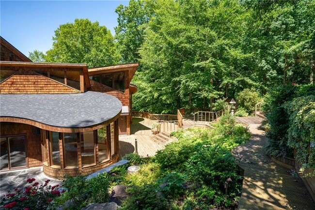 Building Photo - 120 Laurel Dr NE