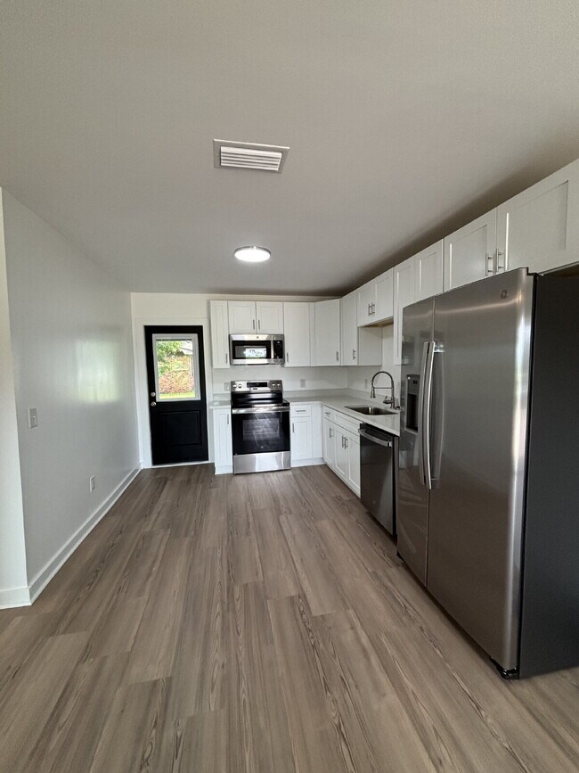 Building Photo - "Charming 2-Bed Gem in Lynn Haven - Cozy 7...