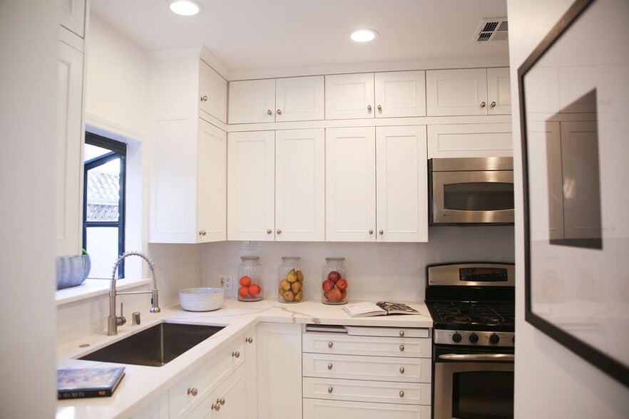 Building Photo - 7865 Willoughby Ave