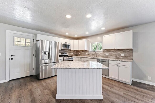 Building Photo - Spacious Middleton Home, Utilities & Lawn Care Included