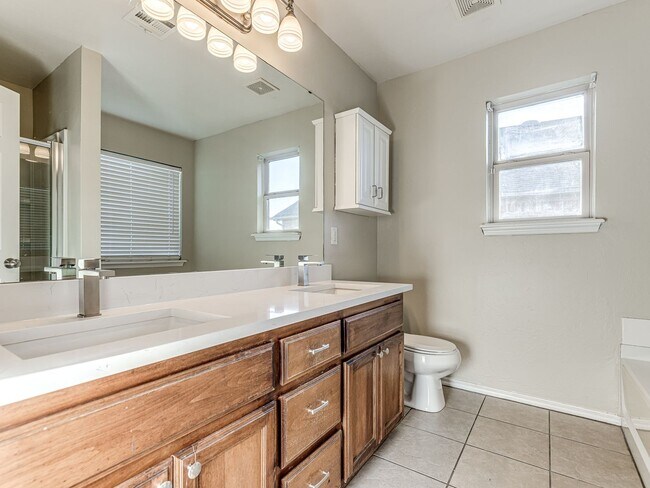 Building Photo - Updated home in Edmond + 3 bed + 2 bath