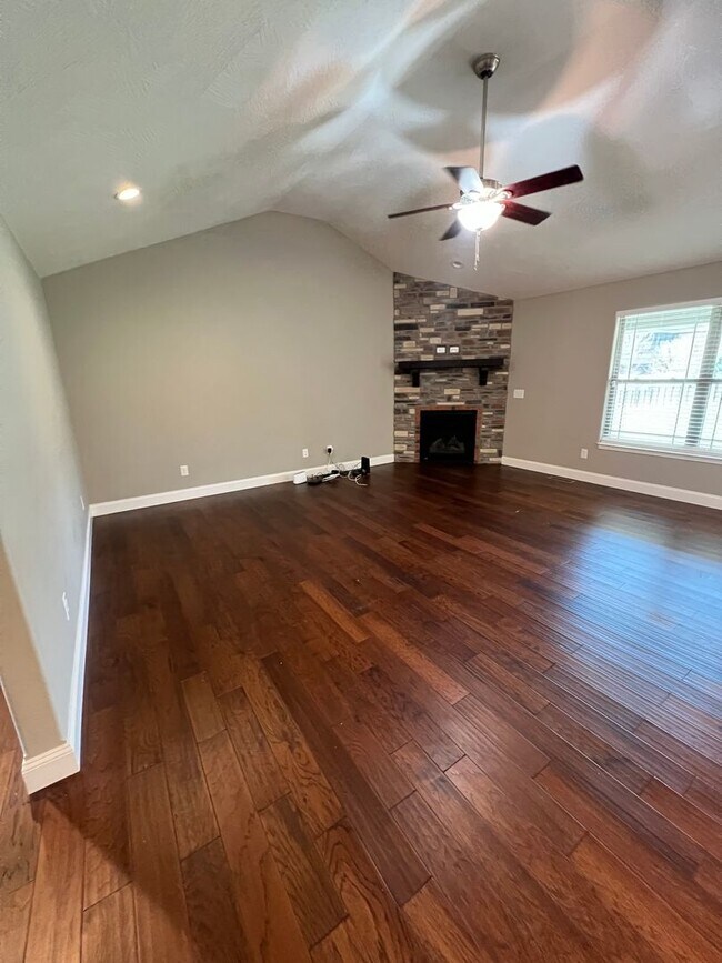 Building Photo - 4 Bedroom | 2 Bathroom | 3 Car Garage| Springfield MO | Fire Place | Covered patio!