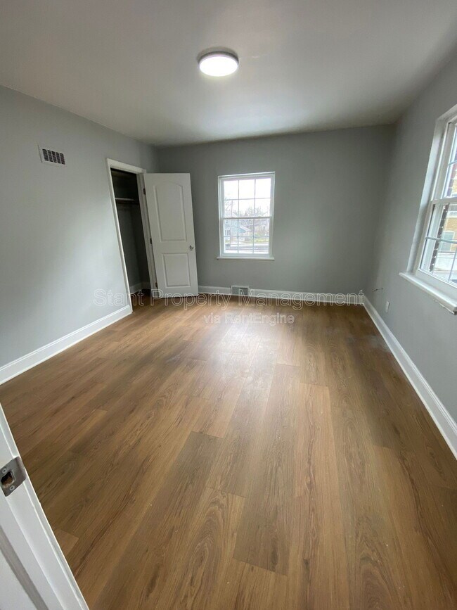 Building Photo - 1505 Franklin Park S