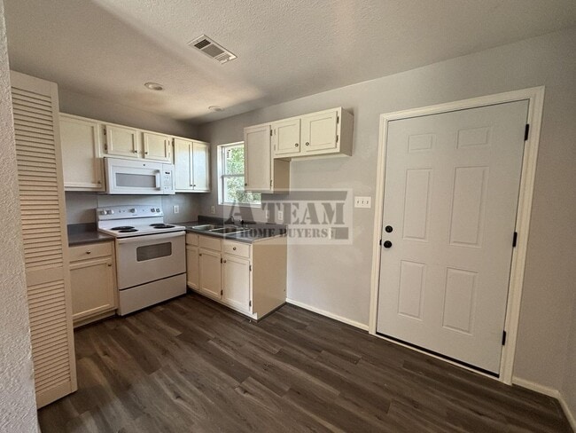 Building Photo - Updated 3 bedroom 2 bathroom