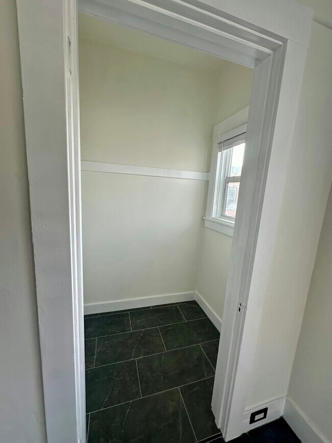 Building Photo - 444 40th St