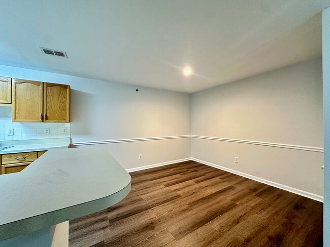 Building Photo - 2 Bed/2 Bath Condo, Gated security, Tons o...