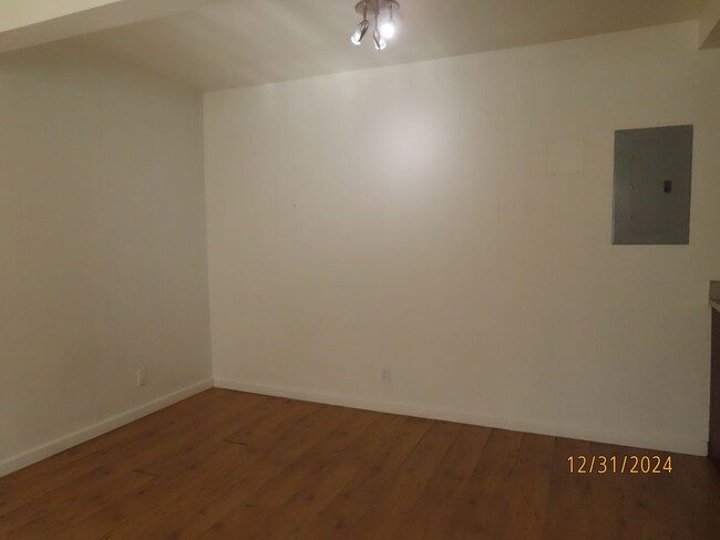 Building Photo - Beautiful 2 Bedroom 2 bath Condo