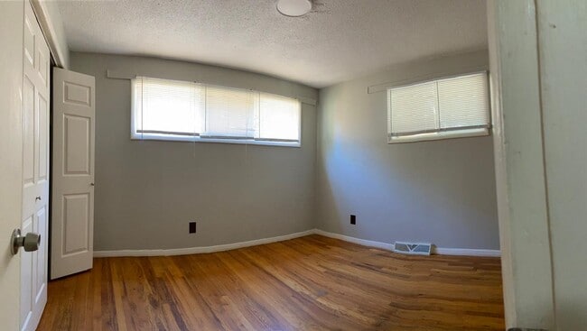 Building Photo - 521 Blendwood Dr