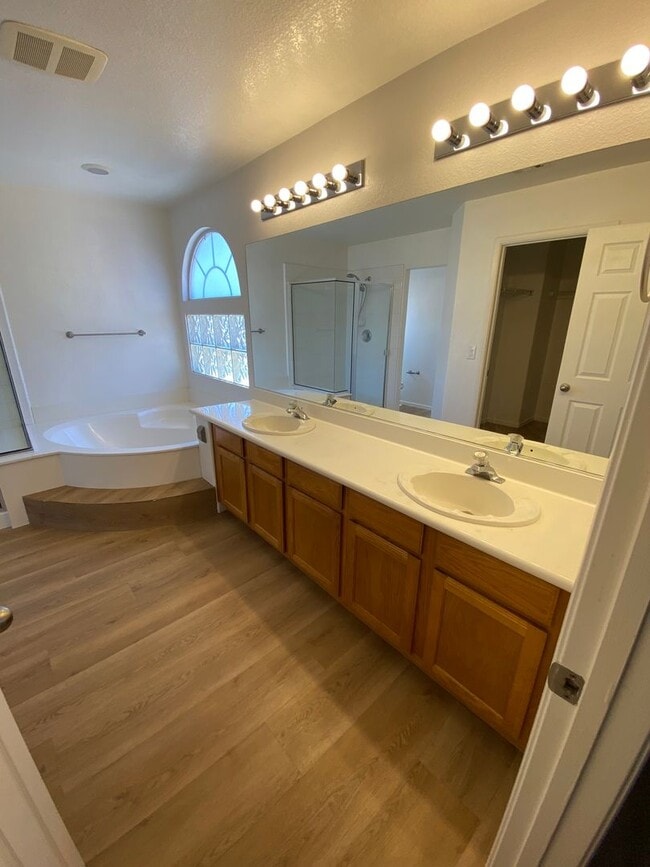 Building Photo - Great 4 bed/2.5 bath home located in the Southern area