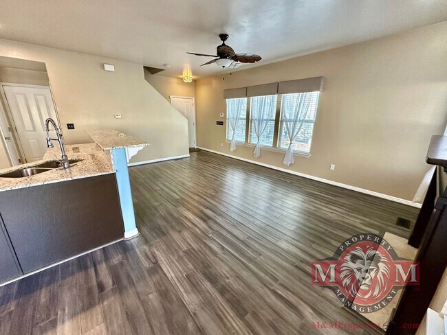 Building Photo - 3 Bd 3.5 Bath Model Like Townhome in Riverton