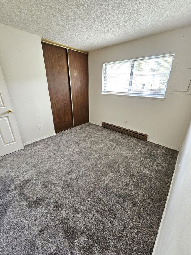 Building Photo - Updated 3 Bedroom, 1 Bath Apt in 4-Plex - ...