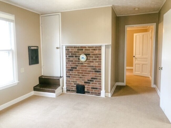 Building Photo - Beautiful 1 bedroom, 1 bath farmhouse with BONUS ROOM