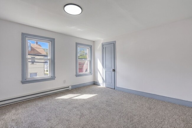 Building Photo - Newly Renovated 3 bedroom, 1 bedroom townhouse