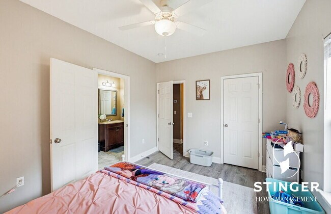 Building Photo - 11 Mint Farm Dr