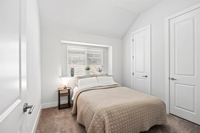 Building Photo - 532 Elm Green St