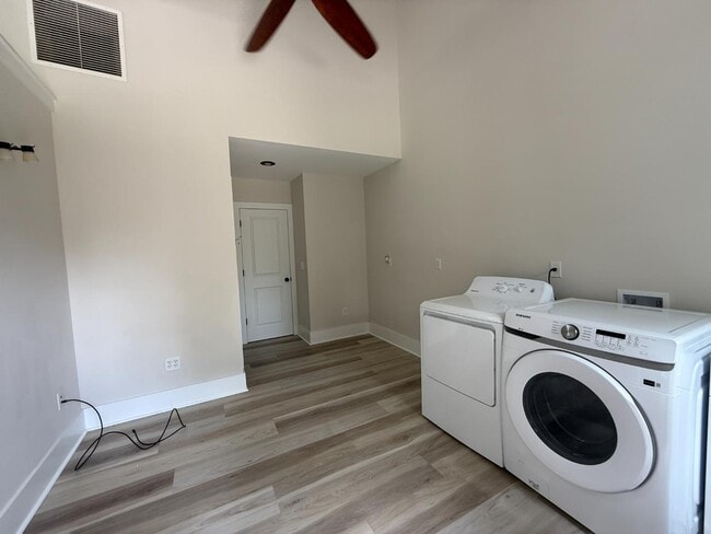 Building Photo - 5432 Grove Ave