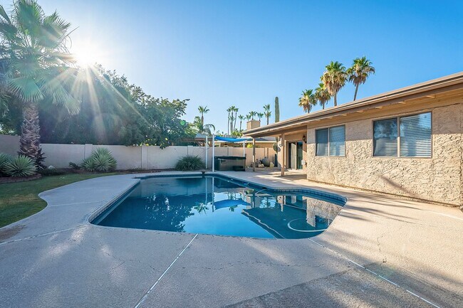 Building Photo - Three Bedrooms & POOL in 85254!